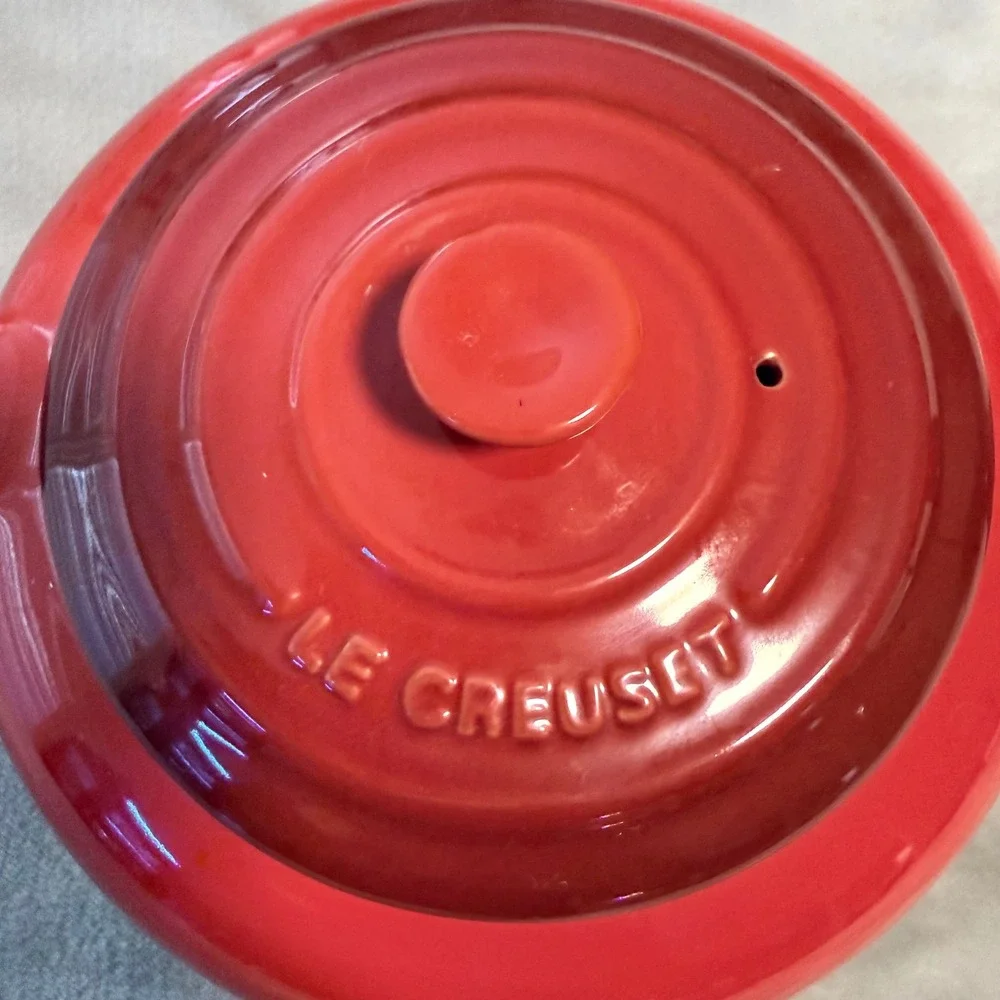 Le Creuset Cerise Red Stoneware Short Round Teapot 22 oz Unused No Infuser